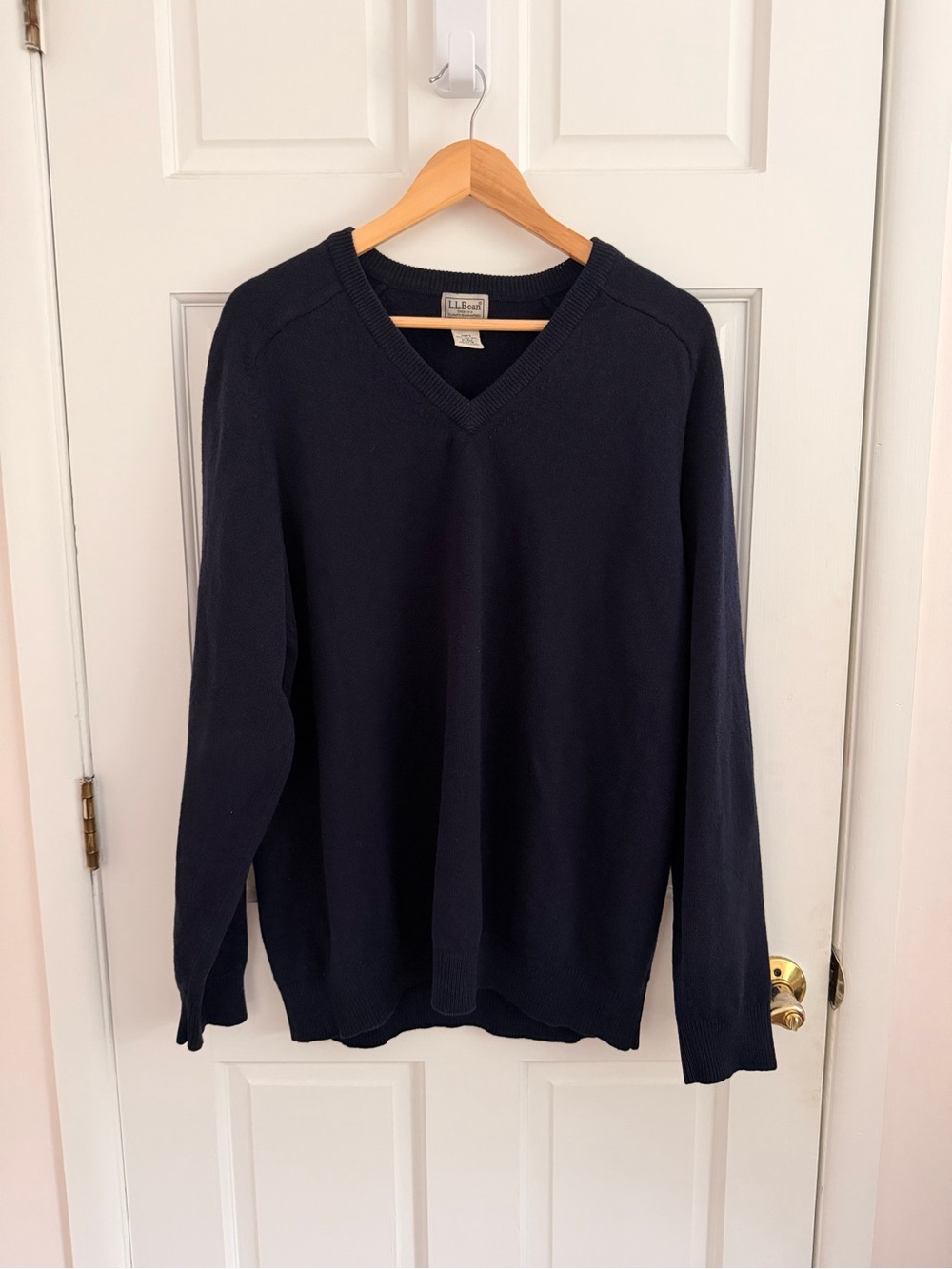 L.L. Bean Men's V-Neck 100% Lambswool Sweater in Navy Blue